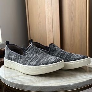 Size 7 Women’s Softt stretchy slip ons! EUC